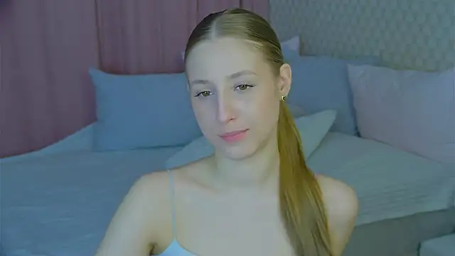 Snapshot of BritneyCruze chatting on 13, 3, 2025 BritneyCruze online show from 13, 3, 2025