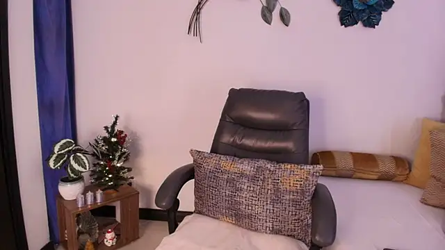 Snapshot of Saray_M_ chatting on 15, 12, 2025 Saray M online show from 15, 12, 2025