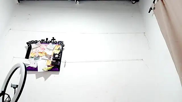 PetiteIvoryQueen19 online show from 19, 9, 2025