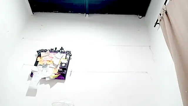 PetiteIvoryQueen19 online show from 1, 10, 2025