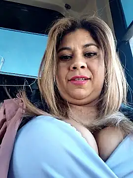 Snapshot of Laura-Hernandez chatting on 17, 12, 2025 Laura-Hernandez online show from 17, 12, 2025