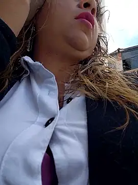 Snapshot of Laura-Hernandez chatting on 8, 1, 2026 Laura-Hernandez online show from 8, 1, 2026