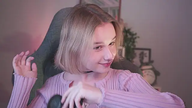 Snapshot of AdeleLoomis chatting on 8, 1, 2025 AdeleLoomis online show from 8, 1, 2025