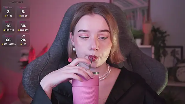 Snapshot of AdeleLoomis chatting on 12, 1, 2025 AdeleLoomis online show from 12, 1, 2025