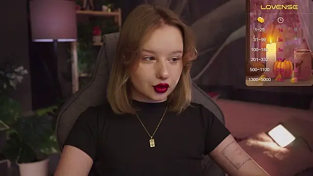 Snapshot of AdeleLoomis chatting on 8, 11, 2025 AdeleLoomis online show from 8, 11, 2025