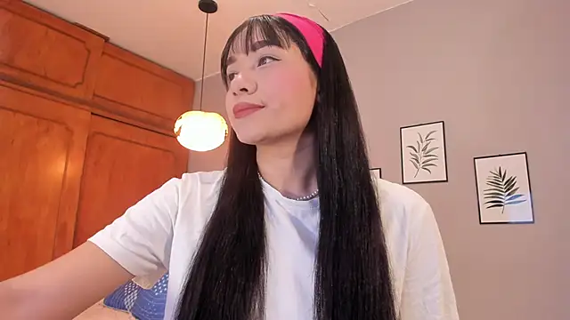 Snapshot of Maia_W10 chatting on 12, 11, 2025 Maia W10 online show from 12, 11, 2025