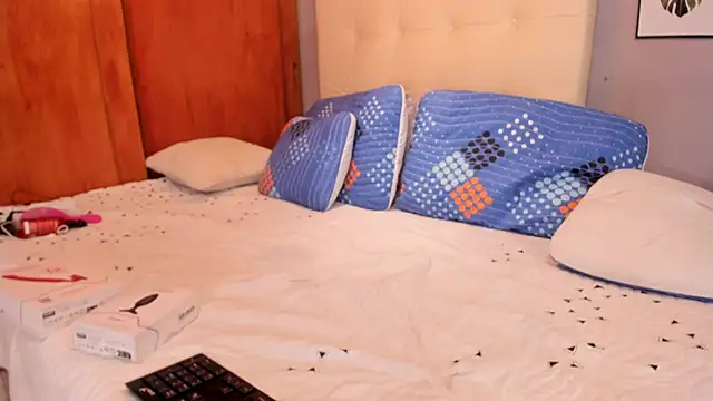 Snapshot of Maia_W10 chatting on 13, 11, 2025 Maia W10 online show from 13, 11, 2025