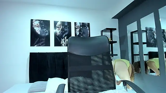 Snapshot of Mia_fooxx_ chatting on 12, 11, 2025 Mia fooxx online show from 12, 11, 2025