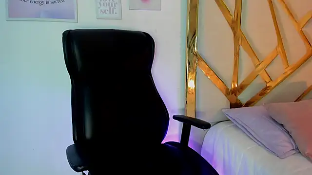 LanaJones  online show from 4, 12, 2025