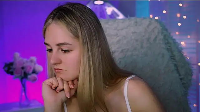 Snapshot of DeboraLarson chatting on 11, 9, 2025 DeboraLarson online show from 11, 9, 2025