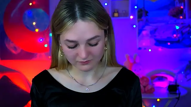 Snapshot of DeboraLarson chatting on 17, 10, 2025 DeboraLarson online show from 17, 10, 2025