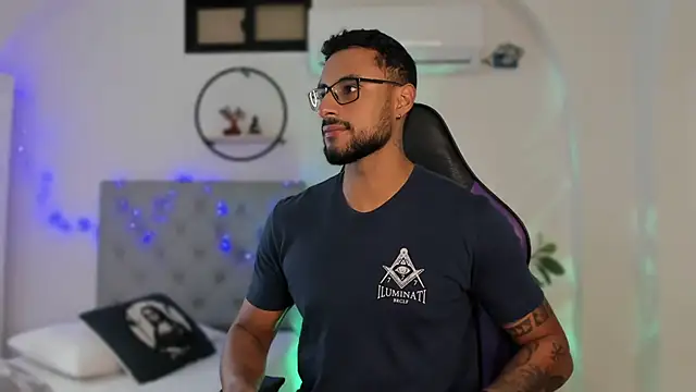 LiamGarcia1 online show from 2, 1, 2025