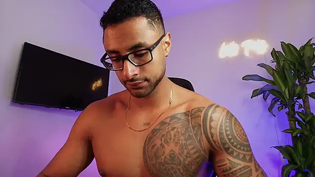 LiamGarcia1 online show from 18, 12, 2025