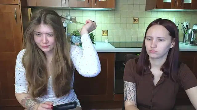 Snapshot of HotCaramellsTV chatting on 8, 4, 2026 HotCaramellsTV online show from 8, 4, 2026