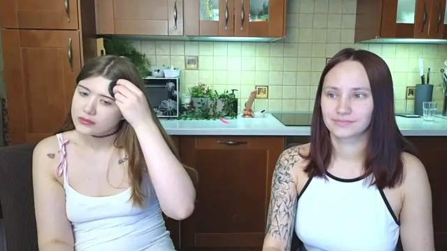 Snapshot of HotCaramellsTV chatting on 10, 4, 2026 HotCaramellsTV online show from 10, 4, 2026