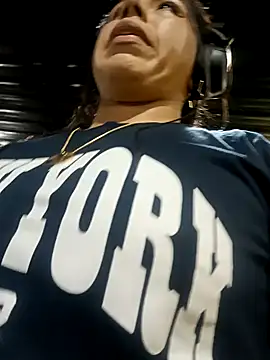 Snapshot of Karenn12 chatting on 6, 11, 2025 Karenn12 online show from 6, 11, 2025