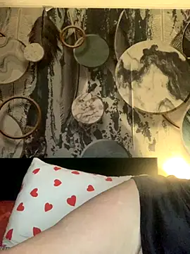 Laura Millf online show from 2, 12, 2025