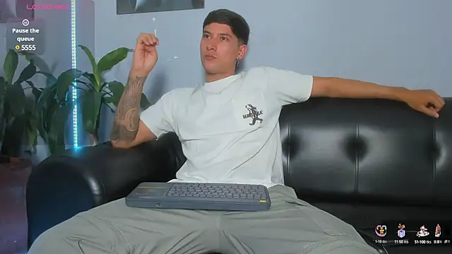 Snapshot of Damian23__ chatting on 8, 2, 2025 Damian23 online show from 8, 2, 2025