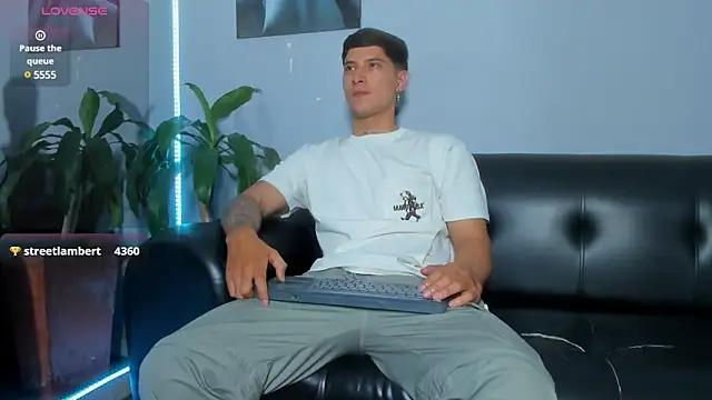 Snapshot of Damian23__ chatting on 8, 2, 2025 Damian23 online show from 8, 2, 2025