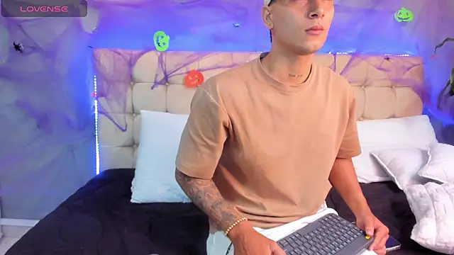 Snapshot of Damian23__ chatting on 7, 10, 2025 Damian23 online show from 7, 10, 2025