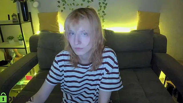 Snapshot of Little_Chips chatting on 21, 12, 2025 Little Chips online show from 21, 12, 2025