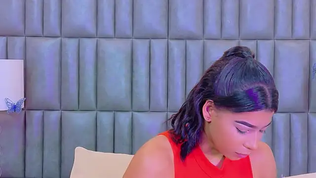 TiaraRosse online show from 15, 4, 2026