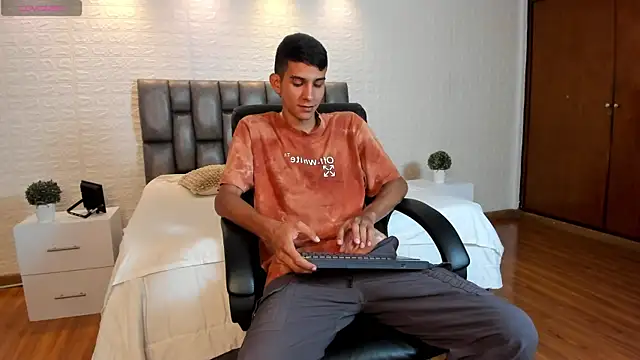 Aaron Scoot online show from 13, 4, 2026