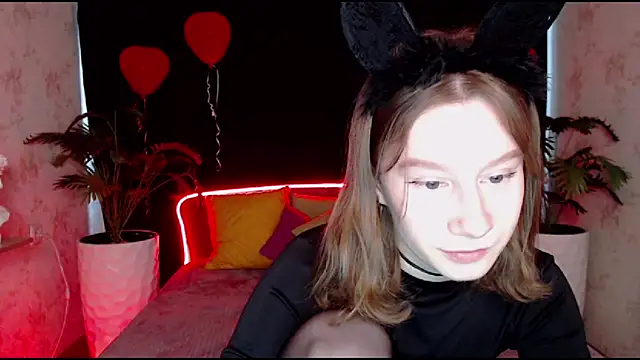 Snapshot of EnigmaSee chatting on 8, 3, 2025 EnigmaSee online show from 8, 3, 2025