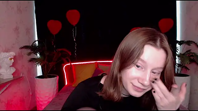 Snapshot of EnigmaSee chatting on 8, 3, 2025 EnigmaSee online show from 8, 3, 2025