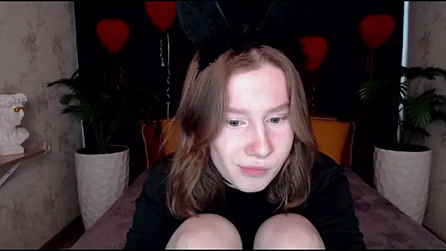 Snapshot of EnigmaSee chatting on 10, 3, 2025 EnigmaSee online show from 10, 3, 2025