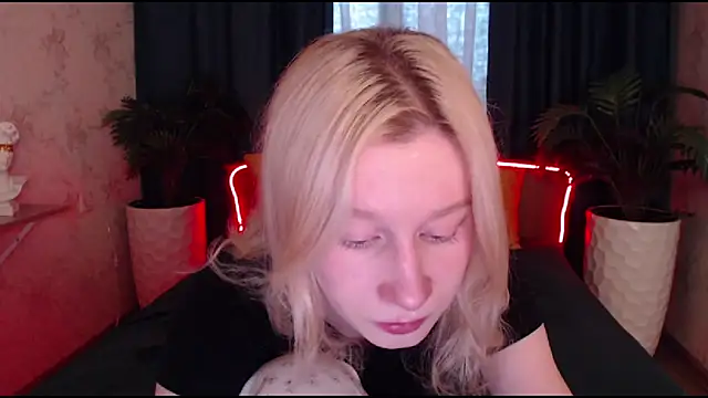 Snapshot of EnigmaSee chatting on 28, 10, 2025 EnigmaSee online show from 28, 10, 2025