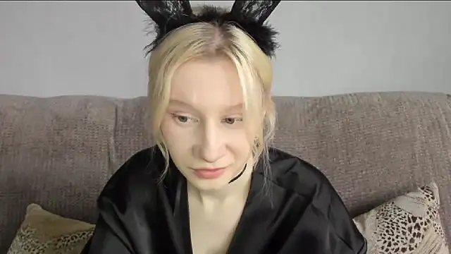 Snapshot of EnigmaSee chatting on 30, 10, 2025 EnigmaSee online show from 30, 10, 2025