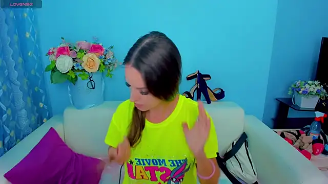 LindaaLu online show from 10, 6, 2026