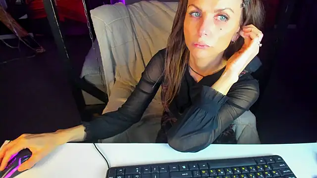 Snapshot of Elizabe_th chatting on 9, 3, 2025 Elizabe th online show from 9, 3, 2025