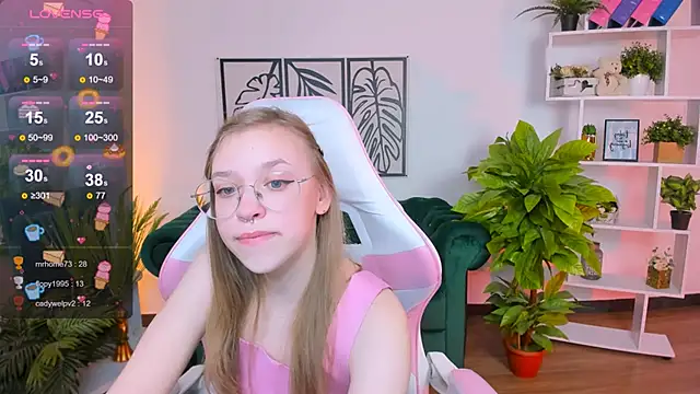 LayriantaVee online show from 1, 2, 2025