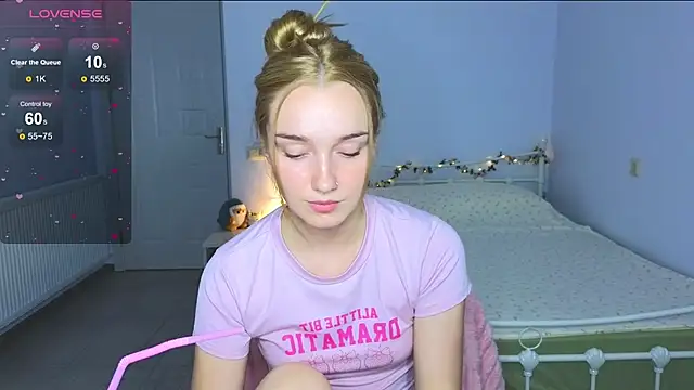 Snapshot of Wild_Sophie_ chatting on 4, 10, 2025 Wild Sophie online show from 4, 10, 2025