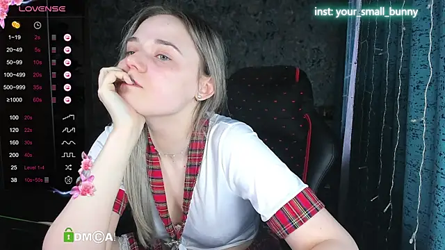 Snapshot of Your_small_bunny chatting on 4, 10, 2025 Your small bunny online show from 4, 10, 2025