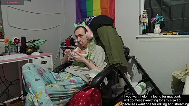 Snapshot of tallnerdyguy chatting on 17, 10, 2025 tallnerdyguy online show from 17, 10, 2025