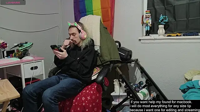 Snapshot of tallnerdyguy chatting on 23, 11, 2025 tallnerdyguy online show from 23, 11, 2025