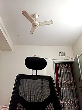 Snapshot of Tisha-01 chatting on 5, 11, 2025 Tisha-01 online show from 5, 11, 2025