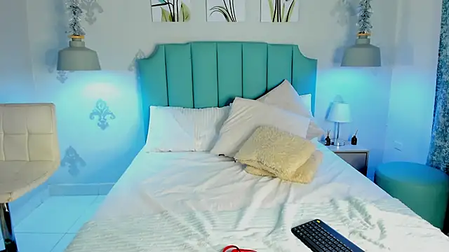 Khenta Michells online show from 5, 3, 2025