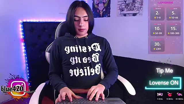 Skyler  blue4 online show from 13, 11, 2025