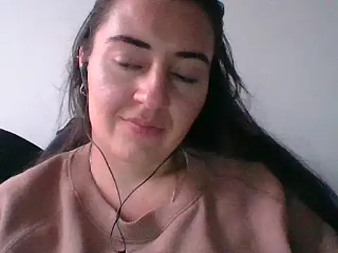  karlie kloss  online show from 13, 2, 2025