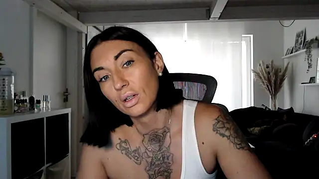 Snapshot of IntiMia chatting on 13, 10, 2025 IntiMia online show from 13, 10, 2025