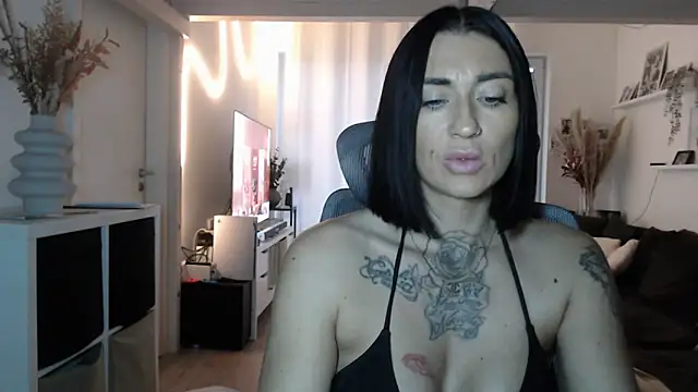 Snapshot of IntiMia chatting on 11, 11, 2025 IntiMia online show from 11, 11, 2025