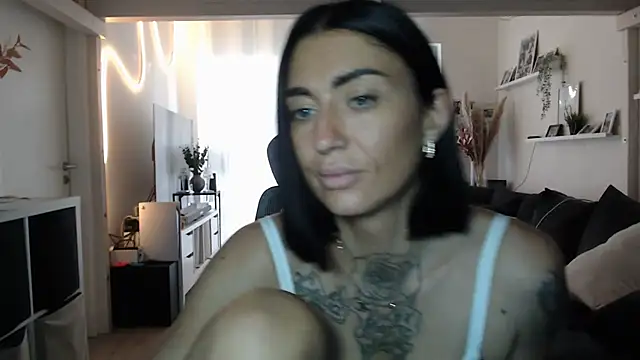 Snapshot of IntiMia chatting on 13, 11, 2025 IntiMia online show from 13, 11, 2025