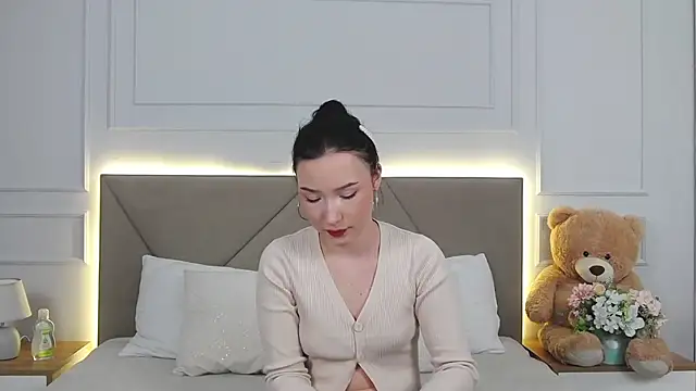 Snapshot of LeilaLow chatting on 17, 12, 2024 LeilaLow online show from 17, 12, 2024