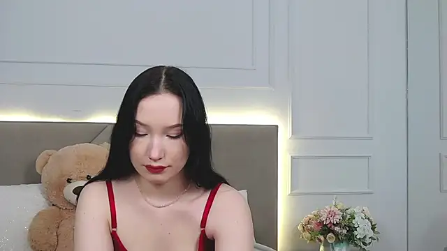 Snapshot of LeilaLow chatting on 4, 1, 2025 LeilaLow online show from 4, 1, 2025