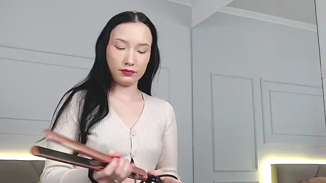 Snapshot of LeilaLow chatting on 5, 1, 2025 LeilaLow online show from 5, 1, 2025