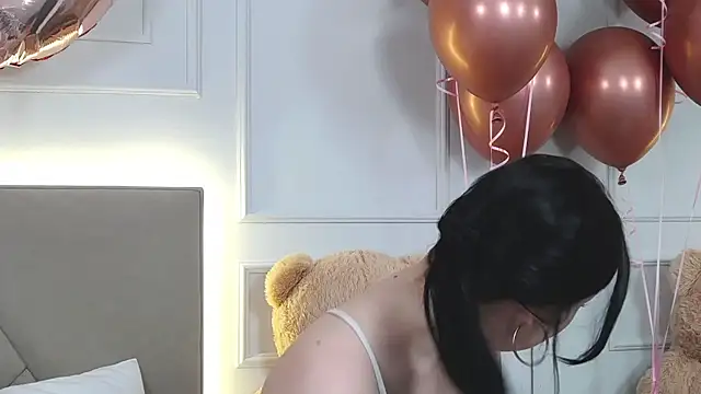 Snapshot of LeilaLow chatting on 20, 2, 2025 LeilaLow online show from 20, 2, 2025